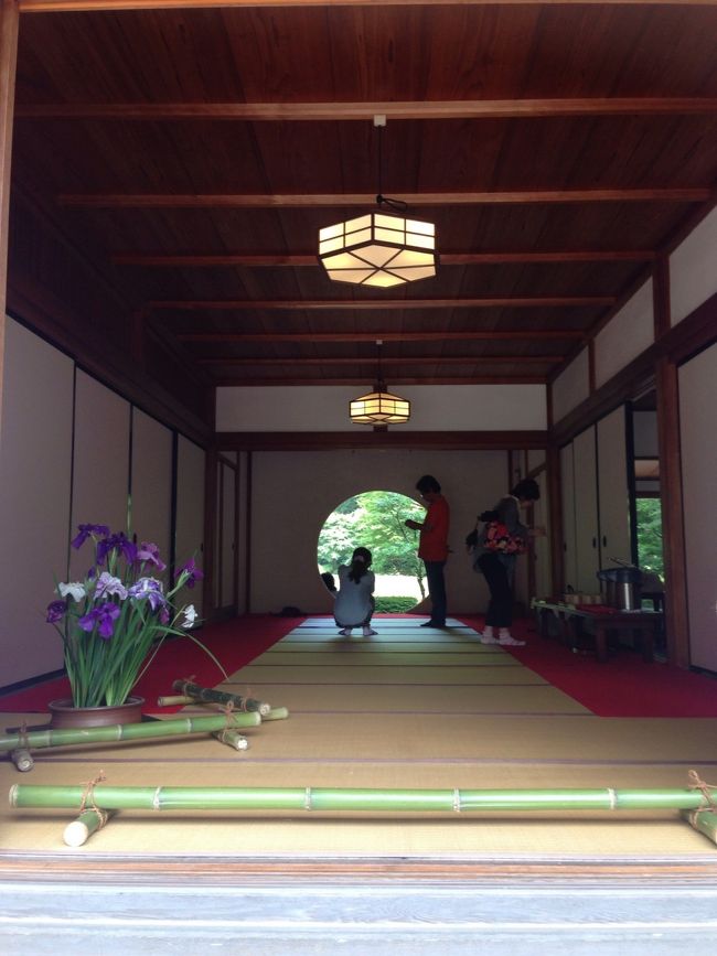 人が途切れることがなかったので、他の人が入ってしまっていますが(^◇^;)<br />とても絵になる丸い窓。<br />人気スポットでした（笑）