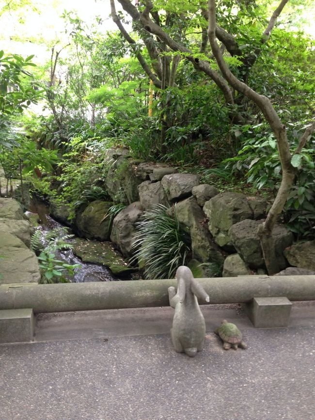 うさぎとかめが仲良く並んでいます。