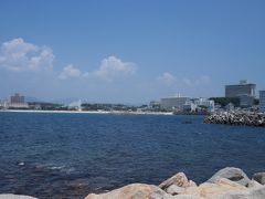 崎の湯の西向こうには、海水浴場の白良浜があります。
６月の最終日曜日、大勢の人が海水浴に来ていました。