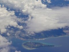 画面中央下部に見える涙型の島。

それは本島の本部町の西端にある瀬底島に違いありません。

さすがに泳いでいる人は見えません（笑）