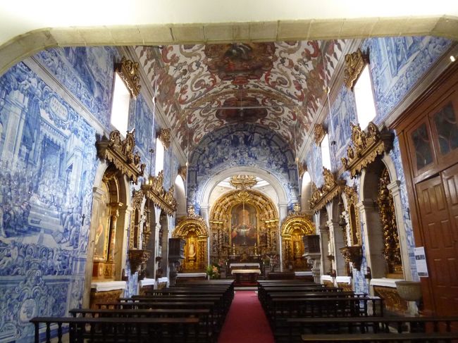 中に入ってびっくり。それはきれいなアズレージョでした。今まで見た中で一番かな。壁という壁がアズレージョで覆われ、青く光る教会内がそれはきれい。