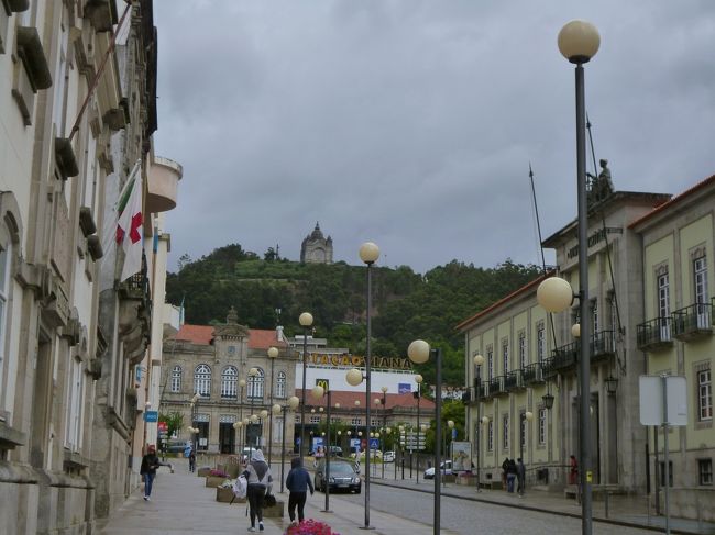 大通りの向こうの丘の上には教会が