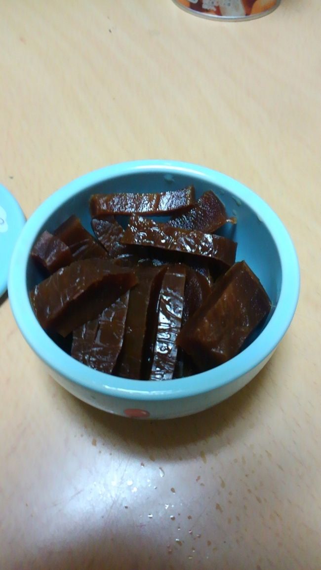 こちらがその燻製奈良漬（648円）。<br /><br />「洗わずに切って食べて下さい」とお店の方から言われていました。<br /><br />奈良漬本来のくせのある味ではなく、深い苦味のある奈良漬でした。