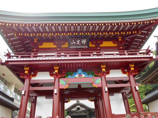 長安寺・山門（唐仕様）<br /><br />上部に掲示された扁額には山号である「禅定山」と書かれています。