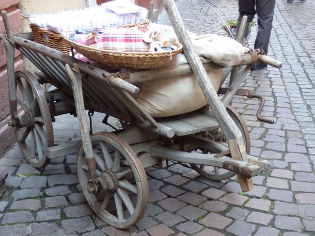 かわいい生地を売っているお店の店頭のディスプレイです。いい味です。