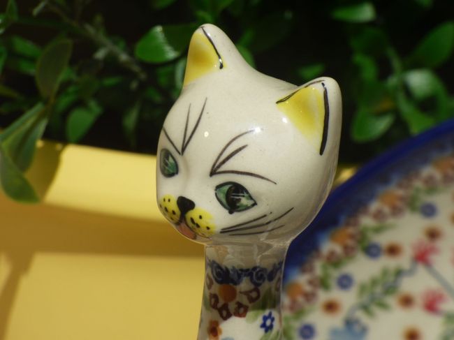 　ショー・ウィンドウの中の・・これはひょっとしてマイセンとか？かわいくない顔しているねぇ、この猫は。