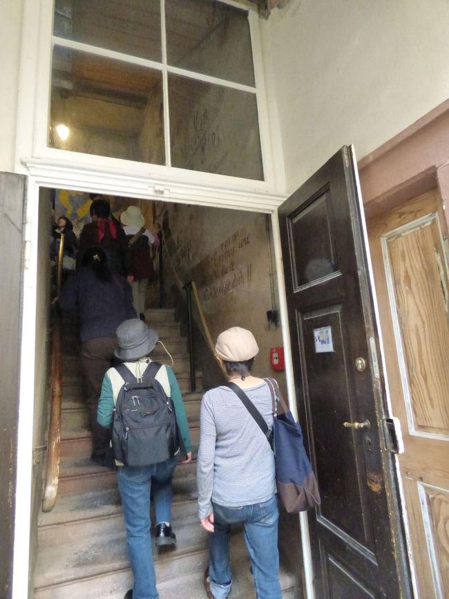 　こんなところから「学生牢」に上がります。ここからは別棟でオリジナルのまま保管されているんだそうです。