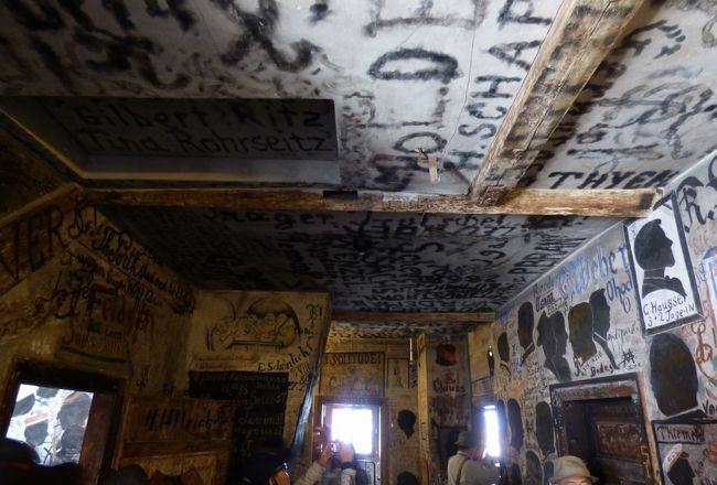 そもそも当時の大学は治外法権で、大学が自治権を確立しておりました。（日本の大学だって昔は骨があって、そういう誇りを残しておりましたねぇ）。だから、悪いことをやったやつは大学当局が懲らしめた訳で、そのための「学生牢」だったのに、そのうち、自慢するようになってきちゃった。