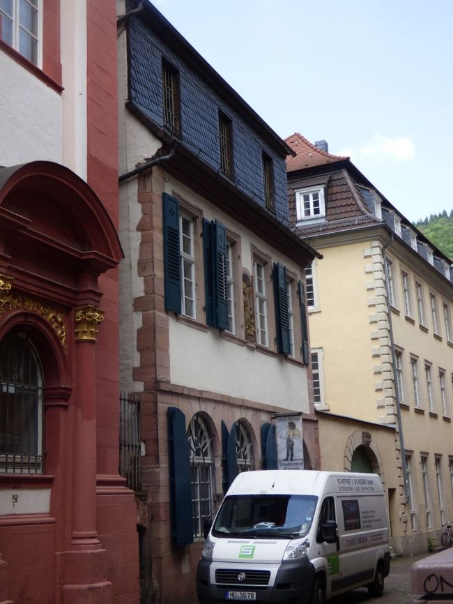 　白いバンが止まっている、なんてことのない建物が外から見た「学生牢」。