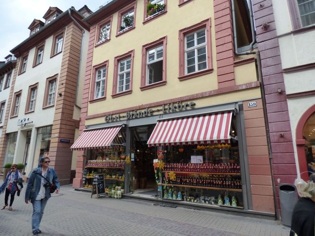 　色水の入った様々な瓶が並べてあるお店なんですが、いったいなんの店なんだろう。