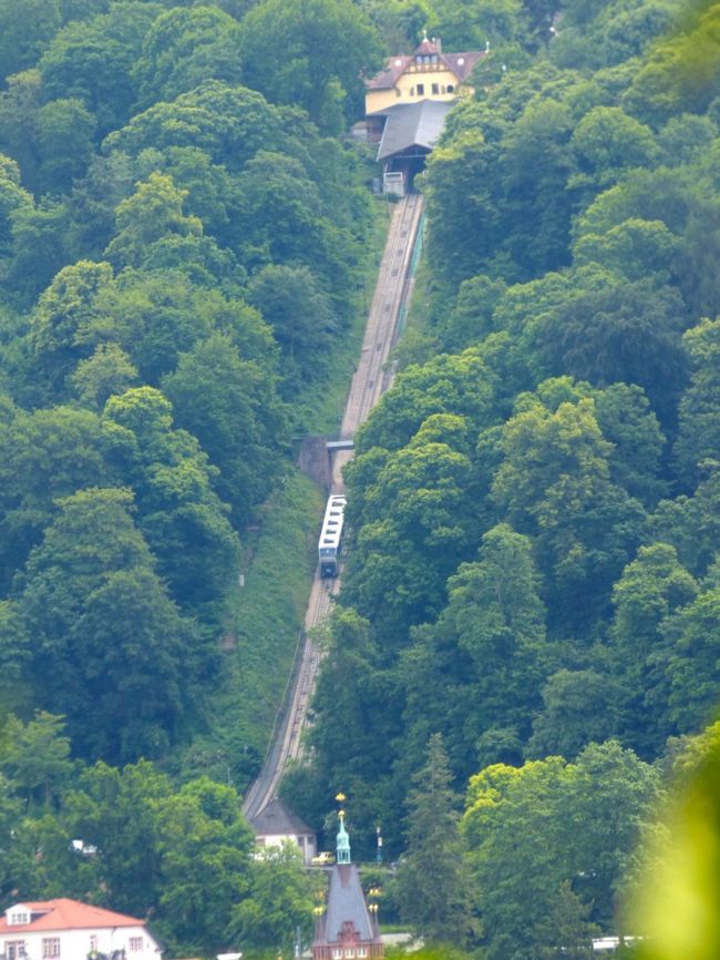 　さっきたった一駅だけ乗って降りてきたケーブルカーはあんなに上があるんだ！