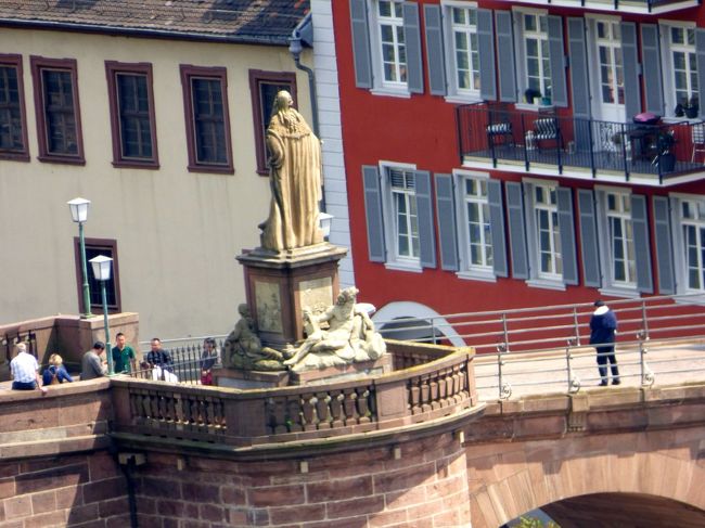 カール・テオドールの像があれですね！