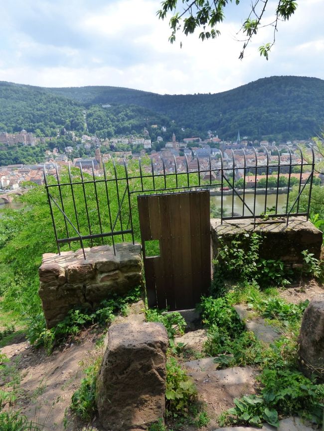 　この扉はいったい、何の用に供されているものでございましょう！？