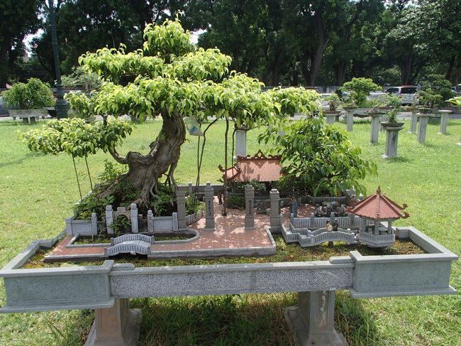 なんか沢山の盆栽が置いてあって興味津々♪<br /><br />箱庭的なこう言う物が結構好きです。<br /><br />自宅の玄関も洋風なのに一角だけ和風の石庭？みたいな<br />インテリアが置いてあります。<br />和洋折衷？？（笑）