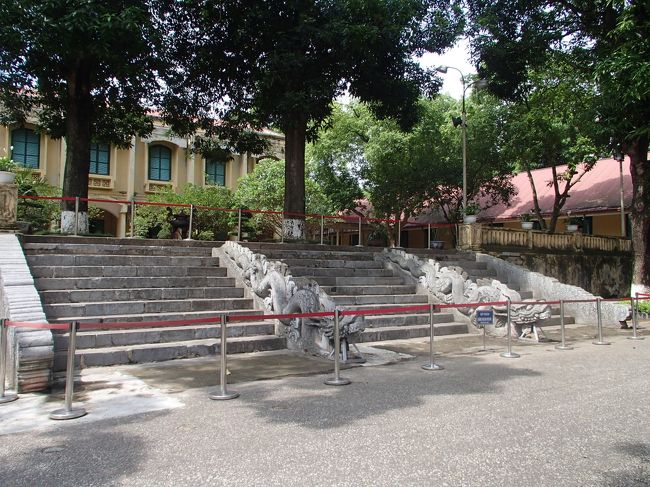 龍の階段。<br /><br />奥にはフランス軍の拠点となった建物があります。