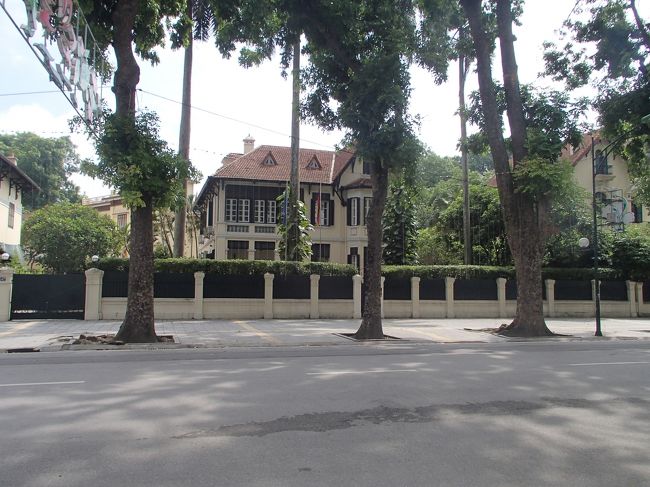 なんだっけな〜〜？<br /><br />なんかの建物；；<br /><br />写真撮るのと同時に記録できるような媒体って無いんでしょうかね？<br />その時は「へえ〜〜！」なんて感心しても帰ってきたら忘れちゃう！！<br /><br />本当ならもっと早く作成する予定だったのに、<br />利き手の指をざっくり切って縫合というアクシデントに見舞われ（？）不自由でしょうがない；；<br /><br />キーボード打ちづらいのよん；；