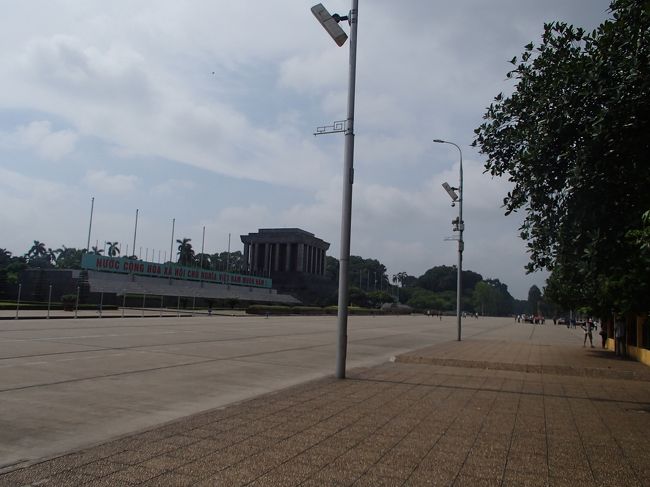 ホーチミン廟。<br /><br />午後なのでホーチミンさんにはお会いできず・・・。<br />お外だけ見学。