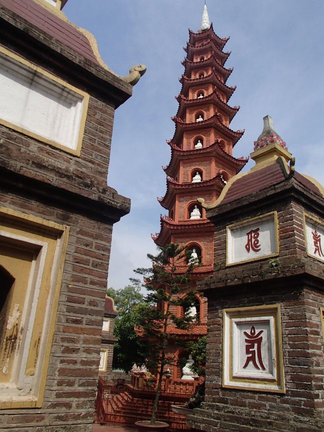 沢山の仏塔があります。