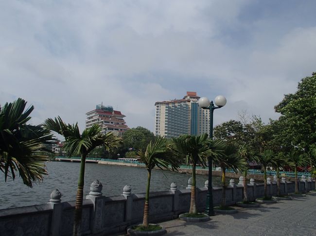 お寺の入り口はこんな感じ。<br /><br />近くにはホテルが沢山。