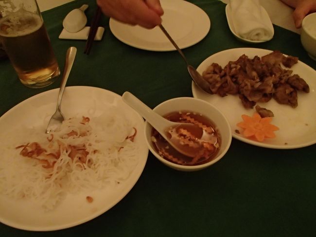 メニューを写真に撮り忘れてしまい；；<br /><br />豚肉をかりかりに焼いた物とビーフンみたいな物を<br />おソースにつけて頂く（爆）<br /><br />美味しかったですよ？