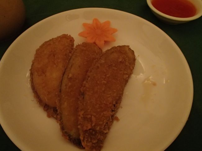 薄くスライスした茄子を揚げた物。<br /><br />主人は野菜を食べないので全て私のお腹に。