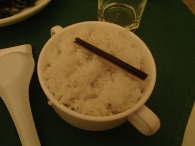 ココナッツミルクで炊いたご飯。<br /><br />ココナッツミルクは大好きです！<br /><br />だがしかし・・・なぜそれでご飯を炊く？(滝汗）<br /><br />微妙な味かも？？<br /><br />ホーチミンで行ったレストランは凄く美味しかったんですが、<br />こちらは・・・微妙でした。<br />レストランによるんだと思いますが、もちろんお値段もありますしね？