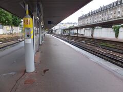 ０８：５８
ベルサイユ・リヴ・ゴーシュ駅。
列車でたばっかでした。