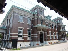 旧古賀銀行に着きました。

一帯は歴史的な建物が多く、佐賀市歴史民俗館として、整備・公開されています。