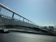 さあ〜江島大橋ですよ！
妻にコンデジを持たせ
走っている車中から撮ってもらいます。
だんだん高さが増してきます。

アクセルを踏む右足から力が抜けていきます。
前を行く車からドンドン離れていきます。

