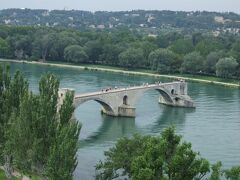 サン・ベネゼ橋（Pont St. Benezet）：童謡『アヴィニョンの橋の上で』で知られる