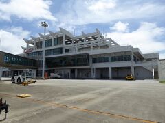 そうこうしているうちに久米島空港に到着。

実際に飛んでいる時間は20分チョイです。

飛行機を降りて、タラップまで歩き、タラップの階段を登って到着ロビー（空港１階）に向かいます