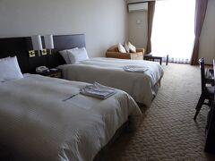 フロントでチェックインをしたところ。

「実は一部の部屋で昨日配管の不具合が発生し、部屋数が確保できない。一泊しかされない方を優先させて頂き、連泊の方については島内の別な宿を手配するので、ご協力頂けないか」と言うのような趣旨の話がありました。

私達は、ホテルサイドからの説明やその他のサービスなどの話も聞き、協力させて頂くことにしました。

その結果。やはりこのホテルにしてよかった。と後ほど強く感じることになりました。

この写真は私達が宿泊した517号室の室内。
セミダブルのベットが二つ。