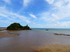 美味しい島そばを食べた私達はレンタサイクルを走らせて、少し散策に行きました。

こちらは「ガラサー山　男岩」と呼ばれているところです。

対岸のふれあい広場より。