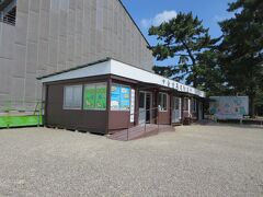 こちらのプレハブで、ご朱印をいただきます。
南円堂と共通のご朱印が、１種類ありますので、それ以外を！

先ほどの、瓦の墨書きは、こちらでできます♪