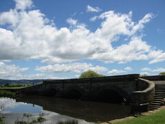 ロス・ブリッジ （Ross Bridge） 

マッコーリー・リバーにかかったロス・ブリッジは、186もの細やかな彫刻がほどこされた1836年建造の石橋です。（AUSで3番目に古い橋）囚人の石工たちがつくった美しい橋はその素晴らしさによって恩赦を受けたという逸話があるのだそうです。 

この写真では逆光でその美しさが全く伝わってませんが・・・