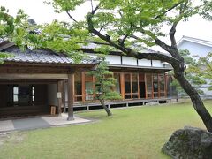 戻ります
平成建築だけど城下町風な〜