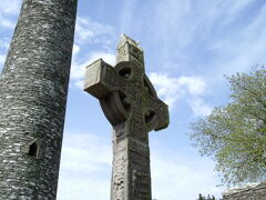 モナスターボイス。アイルランドで最も巨大で複雑なレリーフを持つハイクロス（ケルト十字架）が残る