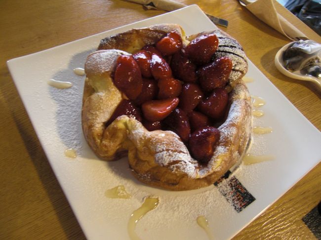 ストロベリー・ダッチベイビー　11,800ウォン<br /><br />ふわしっとりのダッチベイビーの上に乗っているのは<br />凍っているイチゴとはちみつ<br /><br />甘さが控えめなので意外とガッツリ焼肉後でも食べれちゃいます♪