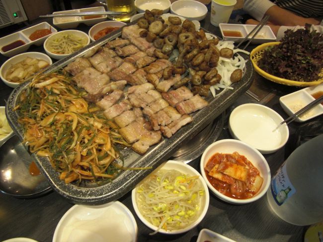 夕食は、梨泰院に住んでいる知りあいの人に連れてってもらったサムギョウプサルとホルモン♪<br />