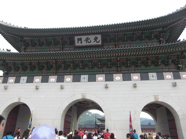 朝食後は、運動がてら免税店でショッピング（笑）<br /><br />そして、初の観光へ（笑）<br />光化門へ！！