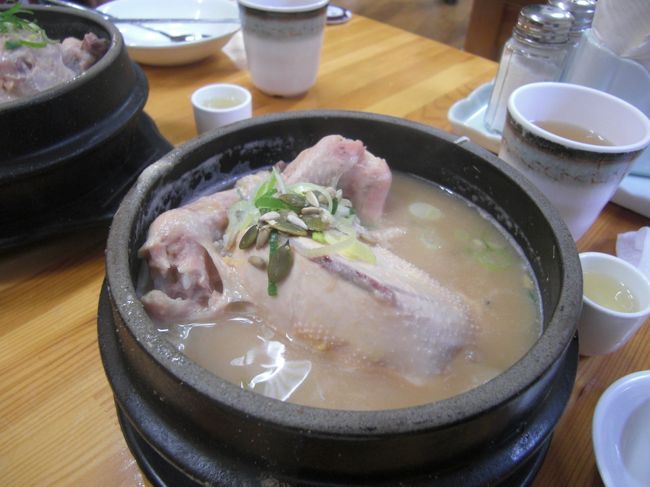 やっぱりここのサムゲタンは濃厚でおいしい！！<br /><br />写真を撮りわすれたけど、海鮮チヂミも注文していたので<br />夫と仲良くはんぶっこ！！（ほとんど嫁が食べましたが。。。。）