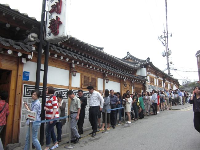 外に出てみてビックリ！！！<br /><br /><br />行列を並ばない？と言われている韓国人も並んでました！！<br />やっぱり名店なんやね♪