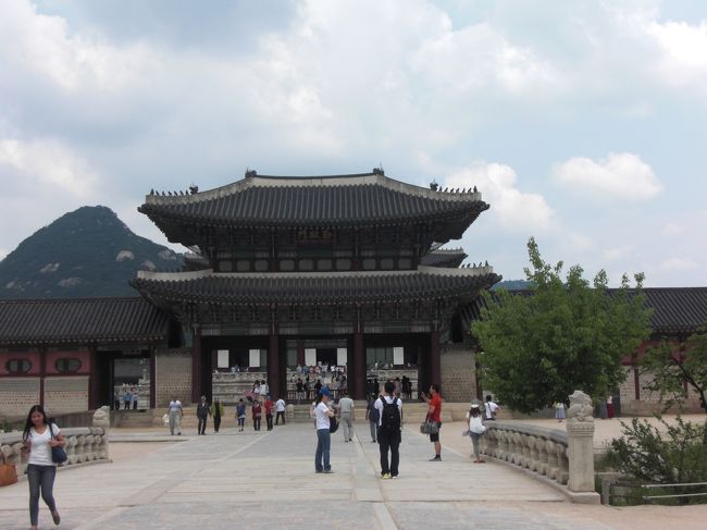 永済橋を渡って勤政門へ