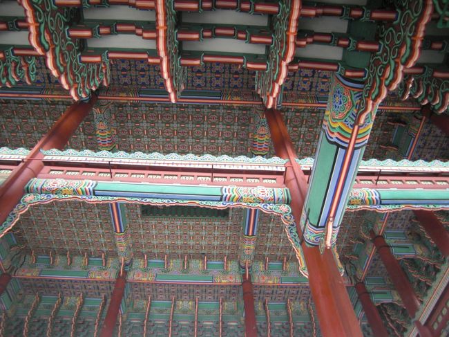 勤政殿の内装の屋根