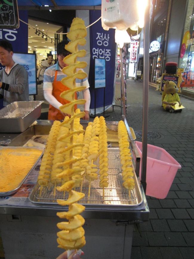 食後のおやつは屋台のジャガイモを揚げたやつ！！<br /><br /><br />この後、夫と別れて女３人で仁寺洞にある仁寺洞火汗蒸幕へ<br />２０万ウォンで２時間半？のスペシャルコース♪<br />サービスもよくてリピ決定！！<br />（夫は明洞でマッサージを堪能）