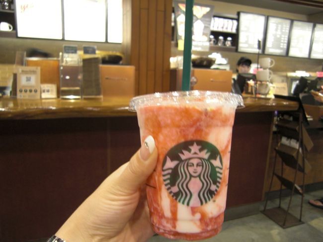 食後はスタバでストロベリーチーズなんちゃらを（笑）<br /><br />一度ホテルに戻りゴロゴロして１１時半にＰ／Ｕ<br /><br /><br />空港でお昼ゴハン（スンドゥブチゲ）を食べて日本に帰ってきました！！<br />はい！チゲと機内食は睡魔との戦い中だったので撮り忘れました。。。。