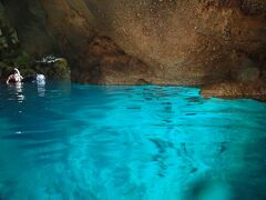 いきまり来ました！！！
これが「青の洞窟」

本当に感動モノです♪♪♪

もうまわりが凄い青というか、青緑というか不思議な空間です！

これは見る価値があります。