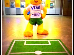 空港においてあるＷ杯マスコット。

人は中に入っていません。