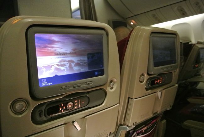 タイ航空　0:20発の便です。今やモニター付きはあたりまえ。夜なので寝るだけですが、やはりいつでも見られる安心感は必要です。