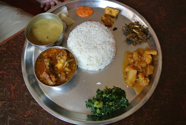 ネパールの伝統料理　ご飯、カレー、あと少しずつ野菜炒めや漬け物があります。これらはお代わりOKで、少なくなったら足しにきてくれます。